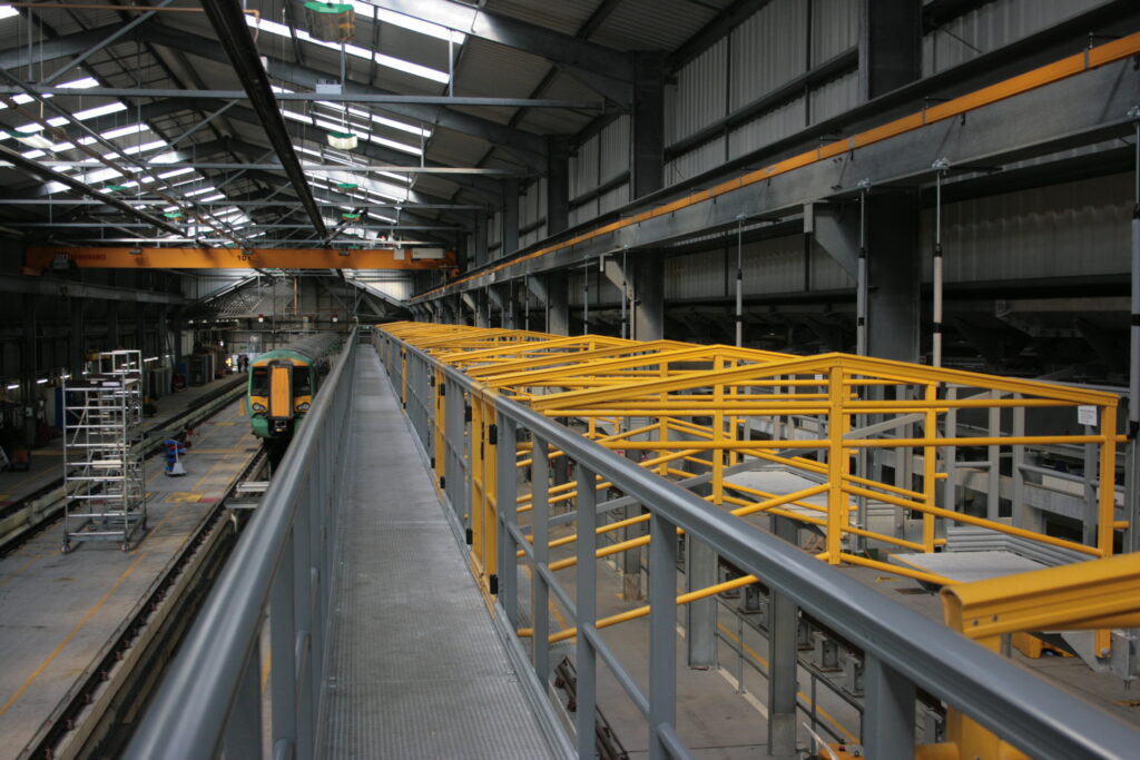 Long maintenance platform giving safe access to the roof of trains